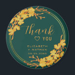 Aimant Émeraude classique Merci vert et Mariage or<br><div class="desc">Le Classic Emerald Green Floral Mariage merci faveur tag comprend des fleurs dorées et une typographie élégante en lettrage à la main contre un arrière - plan émeraude intemporel. ♥ Affichez la collection sur cette page pour trouver les produits correspondants. customisez-le avec votre texte à l'aide des champs modèle. ♥...</div>