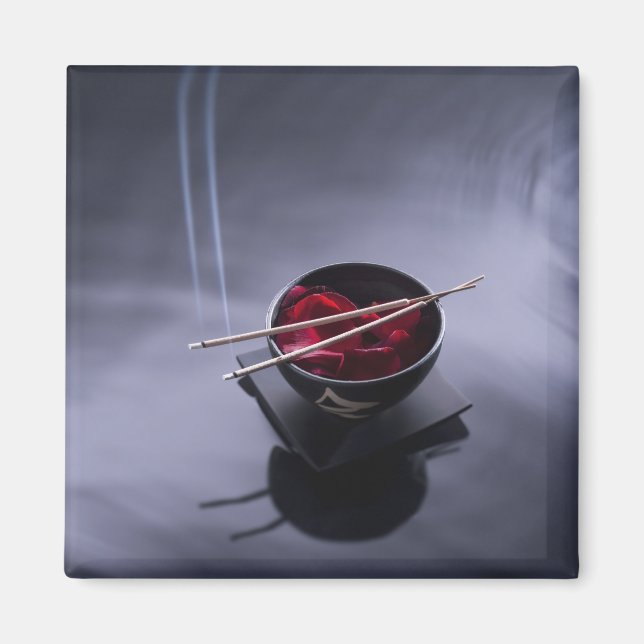 Aimant Encens brûlants au-dessus du bol de pétales (Devant)