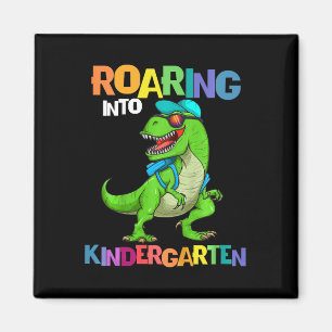 Aimant Enfants Gravant Dans Le Jardin D'Enfants Dinosaure