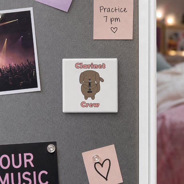 Aimant Équipage de clarinette mignon Kawaii Musicien Chie (A magnet with a kawaii dog playing clarinet and the words clarinet crew in pink letters.)