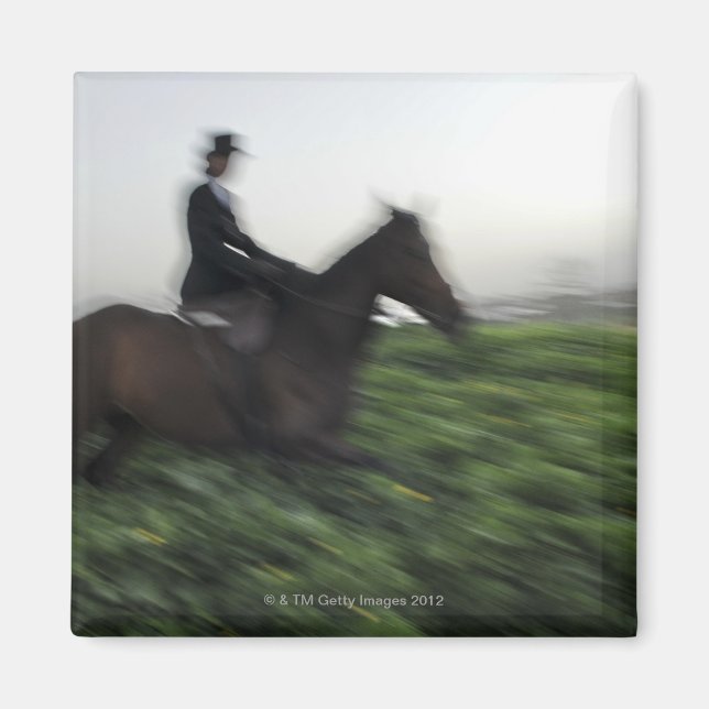 Aimant Équitation dans le champ vert. Femme à cheval (Devant)