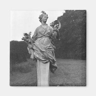 Aimant Été, statue dans les jardins