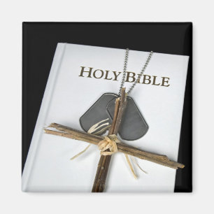 Aimant étiquette de chien sur la Sainte Bible