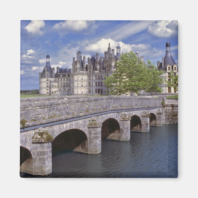 Aimant Europe, France, Chambord. Un pont de pierre mène (Devant)