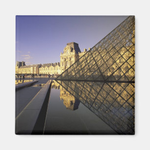 Aimant Europe, France, Paris. Le Louvre et verre