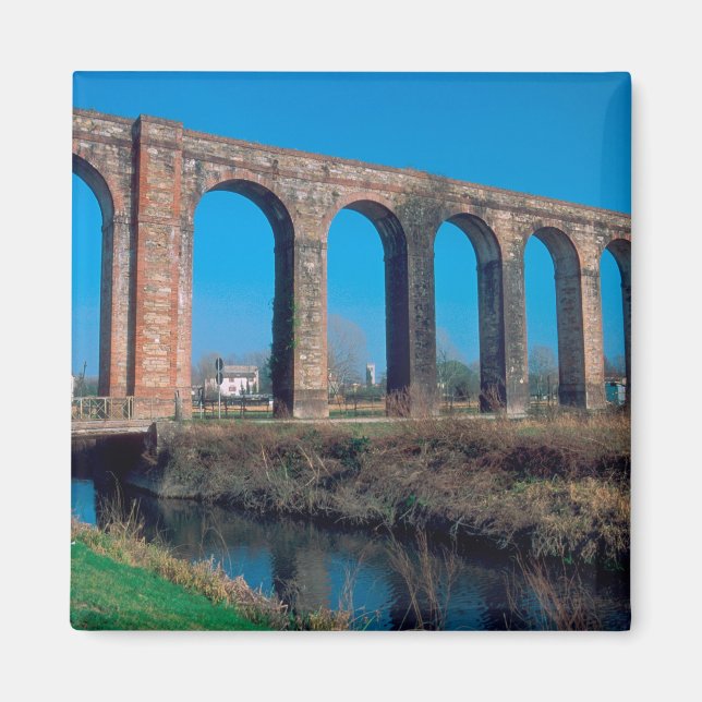 Aimant Europe, Italie. Aqueduc près de Lucques. (Devant)