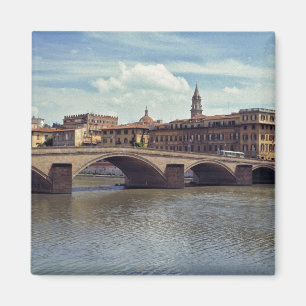 Aimant Europe, Italie, Florence. Le fleuve Arno coule