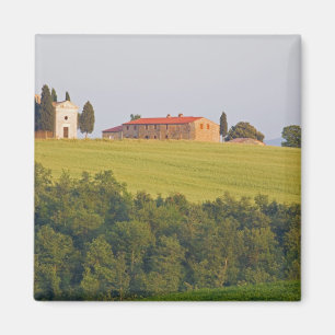 Aimant Europe ; Italie ; Toscane, Chapelle sur la colline