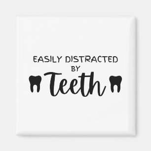 Aimant Facilement Distrait Par Les Dents