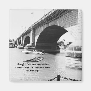 Aimant (Faux) Alligator nageant près du London Bridge