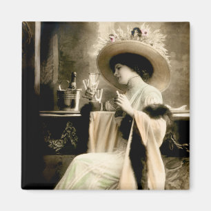 Aimant Femme 1900 parisienne buvant Champagne