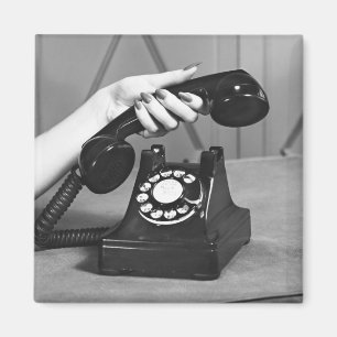 Aimant Femme prenant le téléphone étroit de la main