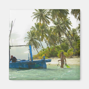 Aimant Femme sur un petit bateau de pêche traditionnel,
