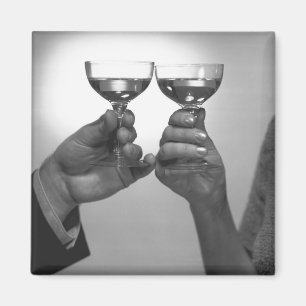 Aimant Fermez-vous des couples grillant avec du vin blanc