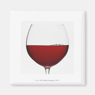 Aimant Fermez-vous du verre de vin rouge sur le blanc