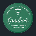 Aimant Fête de graduation de l'école Médicale verte perso<br><div class="desc">Cette fête de fin d'études de médecine verte personnalisée met en vedette la typographie blanche classe sous un caducée médical et votre nom de collège pour la classe de 2024. Customisez avec votre année de graduation sous l'élégante calligraphie pour un grand cadeau magnétique universitaire personnalisé pour une infirmière ou un...</div>