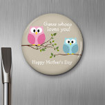 Aimant Fête des mères - Chouettes mignonnes - Qui vous ai<br><div class="desc">Un design drôle et léger pour votre maman ! Chouette de dessin aux couleurs vives avec des feuilles et des branches avec un texte Happy Mother's Day que vous pouvez personnaliser.</div>