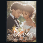 Aimant fiançailles mariage photo amour couples noms date<br><div class="desc">Aimant frigo avec votre photo personnalisée avec texte blanc superpose "amour" dans une police de script élégante et les noms et la date ci-dessous.</div>