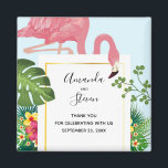 Aimant Flamant rose rose élégant et Mariage Feuille tropi<br><div class="desc">Un mariage vous remercie aimnet avec un flamant rose mignon et capricieux. Entouré de feuilles tropicaux verts,  de fleurs d'hibiscus rouges et jaunes. Un cadre de dégradé doré en forme de rectangle au centre.</div>