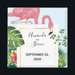 Aimant Flamant rose rose moderne mariage Enregistrer la d<br><div class="desc">Un mariage sauve l'aimant de la date avec un flamant rose mignon et capricieux. Entouré de feuilles tropicaux verts,  de fleurs d'hibiscus rouges et jaunes. Un cadre de dégradé doré en forme de rectangle au centre.</div>