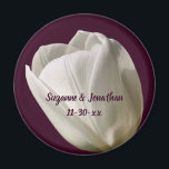Aimant Fleur de tulipe blanche Mariage personnalisé<br><div class="desc">Photographie délicate de fleur de tulipe blanche par Susan mariage aimant faveur de mariage. Remplissez vos informations dans le modèle. Apportez d'autres modifications à la taille, au style et à la couleur des polices en cliquant sur Personnaliser. Ce design est disponible sur de nombreux produits dans ma galerie. Visitez Smilin'...</div>