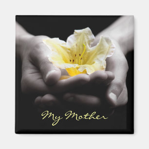 Aimant Fleur jaune dans des mains pour la mère
