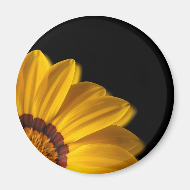 Aimant Fleur jaune sur arrière - plan noir (Devant)