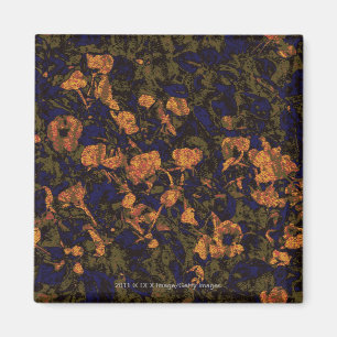 Aimant Fleur orange contre le motif de camouflage de