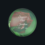 Aimant Fleur rouge Rosebud Mariage personnalisé<br><div class="desc">Joli rosebud rouge se courbant doucement dans la fleur de soleil enregistrer la date faire-part mariage ou préférez l'aimant du réfrigérateur. Remplissez vos informations dans le modèle. Apportez plus de modifications à la taille, au style et à la couleur du texte et de la police en cliquant sur Personnaliser. Cette...</div>