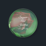 Aimant Fleur rouge Rosebud Mariage personnalisé<br><div class="desc">Joli rosebud rouge se courbant doucement dans la fleur de soleil enregistrer la date faire-part mariage ou préférez l'aimant du réfrigérateur. Remplissez vos informations dans le modèle. Apportez plus de modifications à la taille, au style et à la couleur du texte et de la police en cliquant sur Personnaliser. Cette...</div>