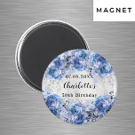 Aimant Fleurs d'argent bleu anniversaire enregistrer la d<br><div class="desc">Un arrière - plan à l'aspect faux argenté décoré de faux parties scintillant,  de mousseux et de fleurs bleues. Personnalisez et votre nom et la date de la fête.</div>