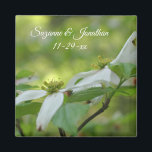 Aimant Fleurs de bois de chien Mariage personnalisé<br><div class="desc">Belle paire de temps de printemps blanc fleur de bois de chien fleur photographie de Susan mariage préférez l'aimant réfrigérateur. Remplissez vos informations dans le modèle. Apportez plus de modifications à la taille, au style et à la couleur du texte et de la police en cliquant sur Personnaliser. Ce design...</div>
