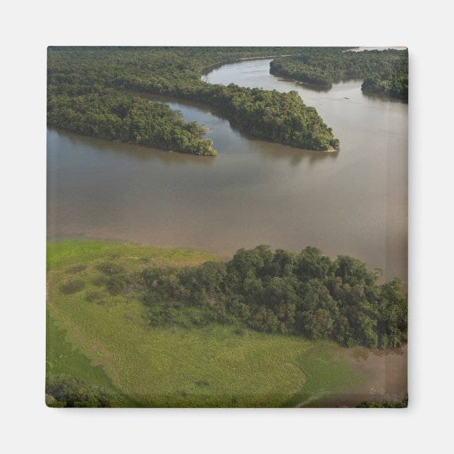 Aimant Fleuve Essequibo, plus long fleuve de Guyane, et (Devant)