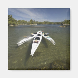 Aimant Flotte de kayaks au repos en fin d'après-midi à