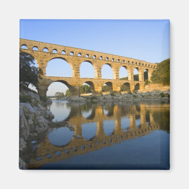 Aimant France, Avignon. L'aqueduc romain Pont du Gard (Devant)