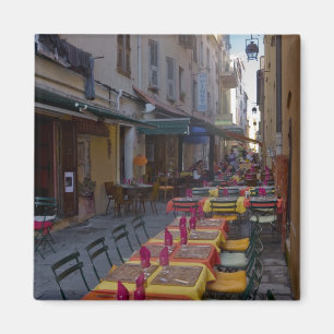 Aimant France, Corse. Tables de café installées dans une 