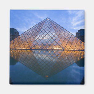 Aimant France, Paris. Le Louvre au crépuscule. Crédit