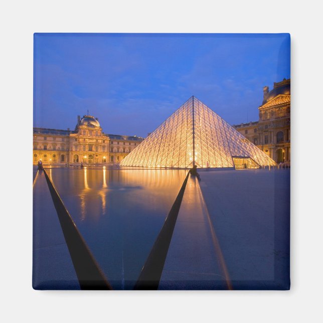 Aimant France, Paris. Le musée du Louvre au crépuscule. (Devant)