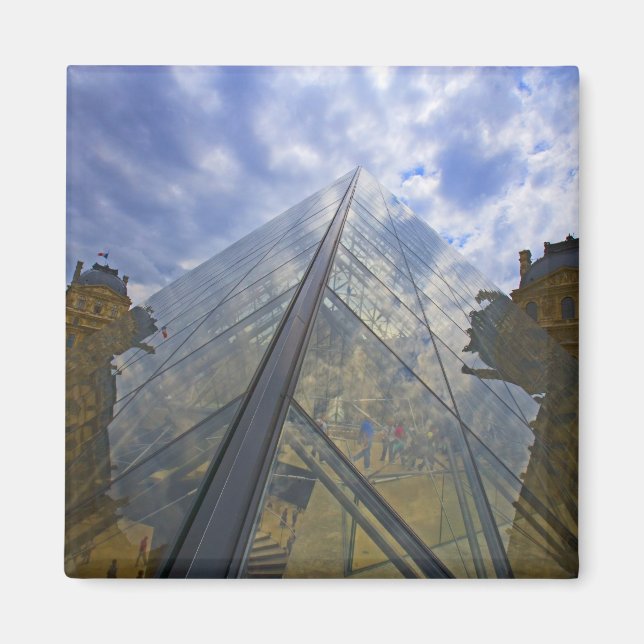 Aimant France, Paris. Nuages reflétés sur le Louvre (Devant)