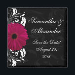 Aimant Fuchsia Scroll Gerbera Daisy avec noir et blanc<br><div class="desc">La collection joliment assortie et classieuse présente un arrière - plan noir avec des rouleaux tourbillonnants subtils, et un premier plan vif blanc tourbillon avec fuchsia magenta gerbera fleur marguerite rose vif. Parfaitement élégant pour un mariage d'hiver, un mariage d'été ou toute saison. Cet article est disponible sous forme de...</div>