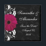 Aimant Fuchsia Scroll Gerbera Daisy avec noir et blanc<br><div class="desc">La collection joliment assortie et classieuse présente un arrière - plan noir avec des rouleaux tourbillonnants subtils, et un premier plan vif blanc tourbillon avec fuchsia magenta gerbera fleur marguerite rose vif. Parfaitement élégant pour un mariage d'hiver, un mariage d'été ou toute saison. Cet article est disponible sous forme de...</div>