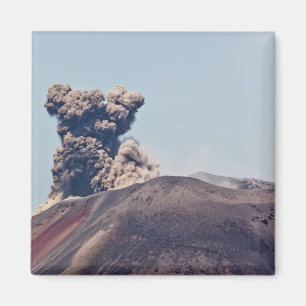 Aimant Fumée s'échappant du volcan actif Anak Krakatau