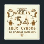 Aimant Funny Birthday Cyborg avec année personnalisable<br><div class="desc">Cet amusant gag cadeau de nouveauté d'anniversaire magnet carré dit, "Fabriqué en ___ / 100% Cyborg / pas de pièces originales encore." Le design unique sur la colline est réalisé en brun avec une combinaison de fleurs rétro / vintage, une bannière et deux petits robots. Changez facilement l'année à l'année...</div>