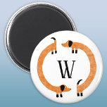 Aimant Funny Dachshund Saucisse Chien Monogramme<br><div class="desc">Dachshund mignon et drôle,  chiens de saucisse ou chiens plus vierges en mouvement perpétuel. Customiser en modifiant ou en supprimant l'initiale.</div>