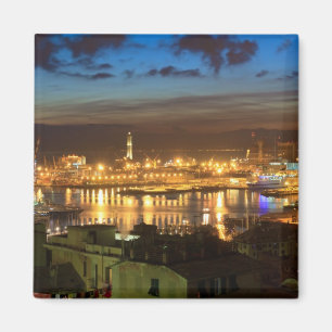 Aimant Gênes et le port à la soirée