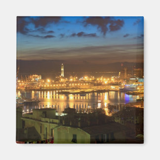 Aimant Gênes et le port en soirée