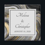 Aimant Géode d'or et de gris moderne Mariage minéral<br><div class="desc">Un aimant mariage avec un design abstrait avec un motif minéral géode agate. L'or, le gris, le blanc et le noir tourbillonnent ensemble formant d'élégantes vagues de couleur. Un carré gris clair avec une fine bordure noire superposée avec votre texte à l'intérieur. Parfait pour transmettre un air de classe et...</div>