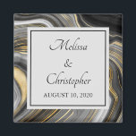 Aimant Géode d'or et de gris moderne Mariage minéral<br><div class="desc">Un aimant mariage avec un design abstrait avec un motif minéral géode agate. L'or, le gris, le blanc et le noir tourbillonnent ensemble formant d'élégantes vagues de couleur. Un carré gris clair avec une fine bordure noire superposée avec votre texte à l'intérieur. Parfait pour transmettre un air de classe et...</div>