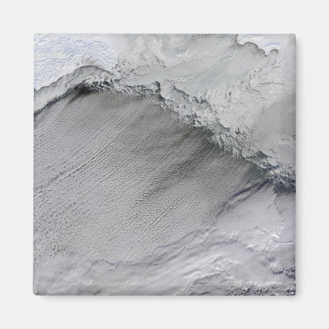 Aimant Glace marine et rues nuageuses dans la mer de Béri (Devant)