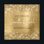 Aimant Glittery Gold Foil Wedding Enregistrer la date<br><div class="desc">Créez votre propre enregistrer la date de l'aimant photo avec le nom de la mariée et du marié et la date du mariage. L'arrière - plan présente une parties scintillant d'or artistique et un design de papier peint doré jaune sombre qui imprime comme une photo. Customisez la taille de la...</div>